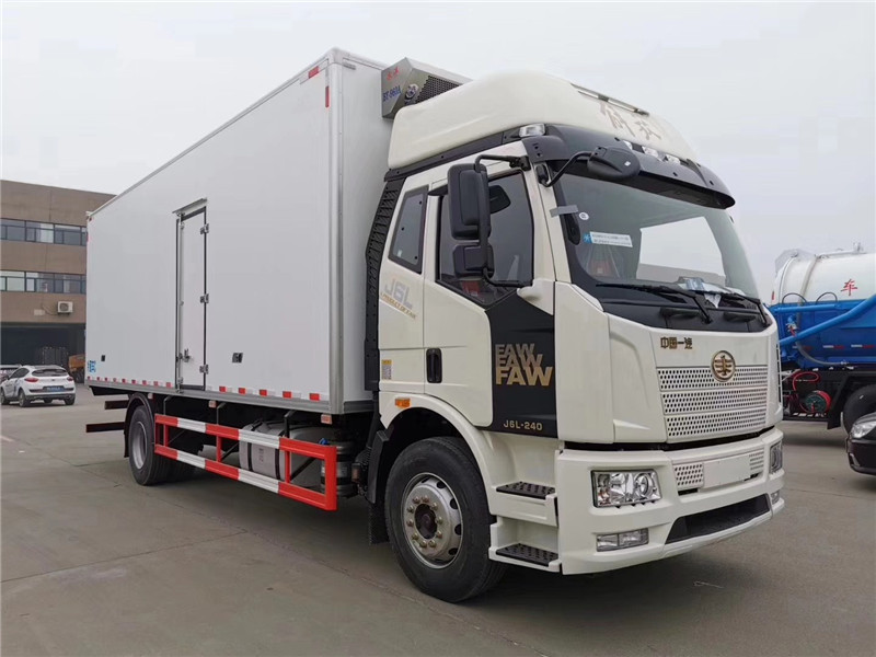 (國六)解放J6L高頂雙臥6米8冷藏車