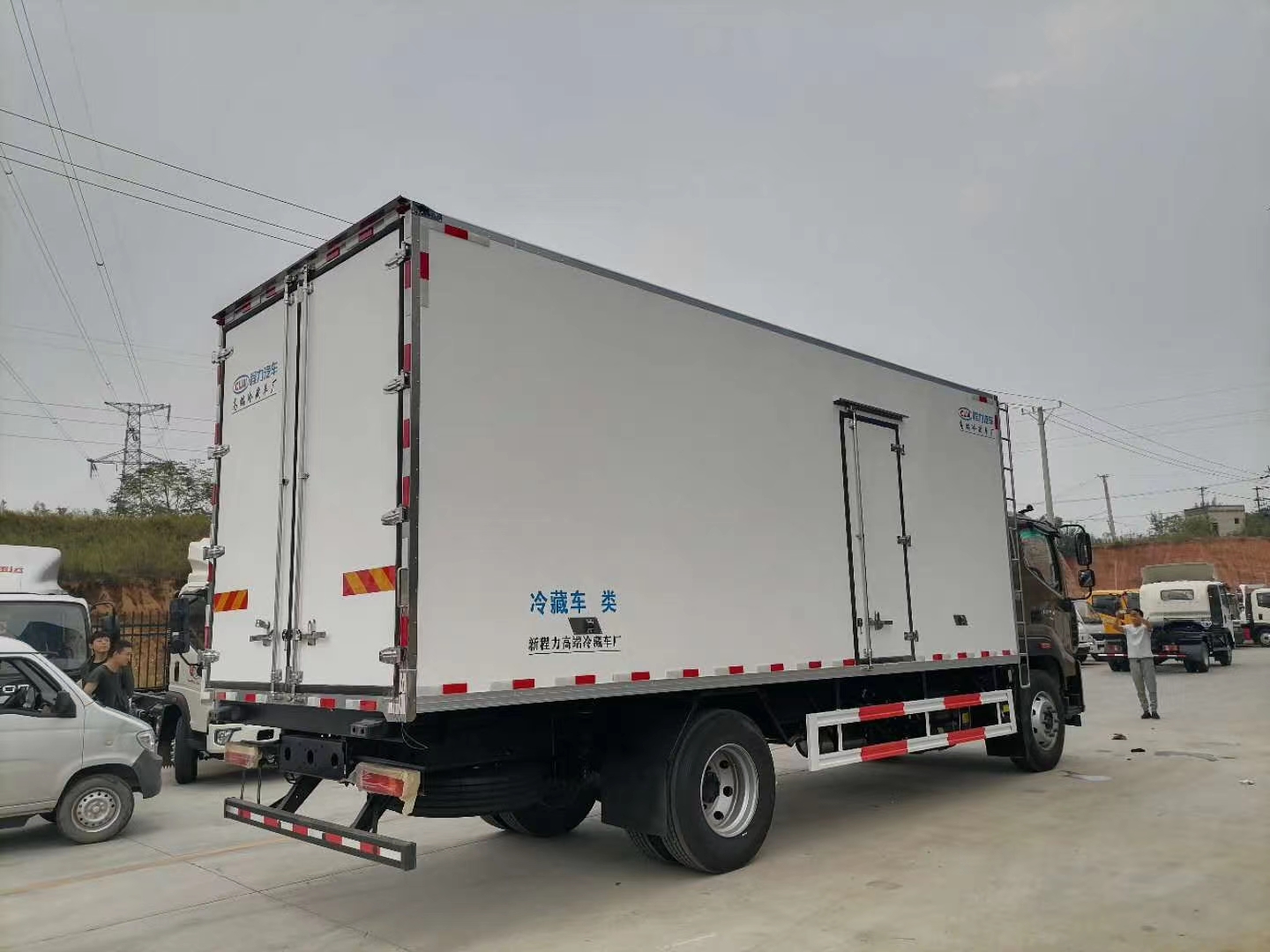 （國(guó)六）福田奧鈴6米8冷藏車