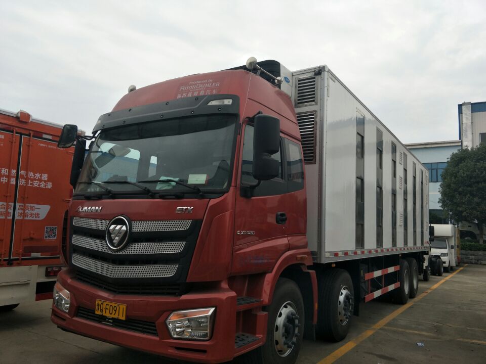 福田前四后八8.66米恒溫豬仔運(yùn)輸車(chē)