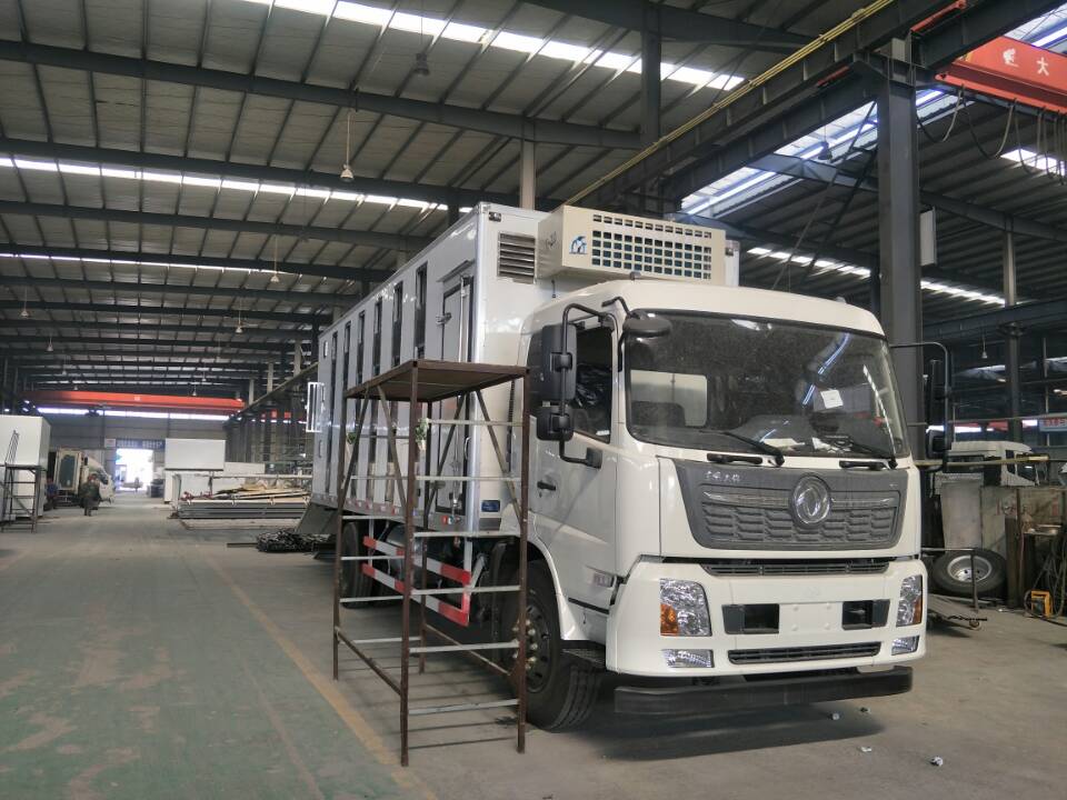 東風天錦7.8米恒溫畜禽運輸車