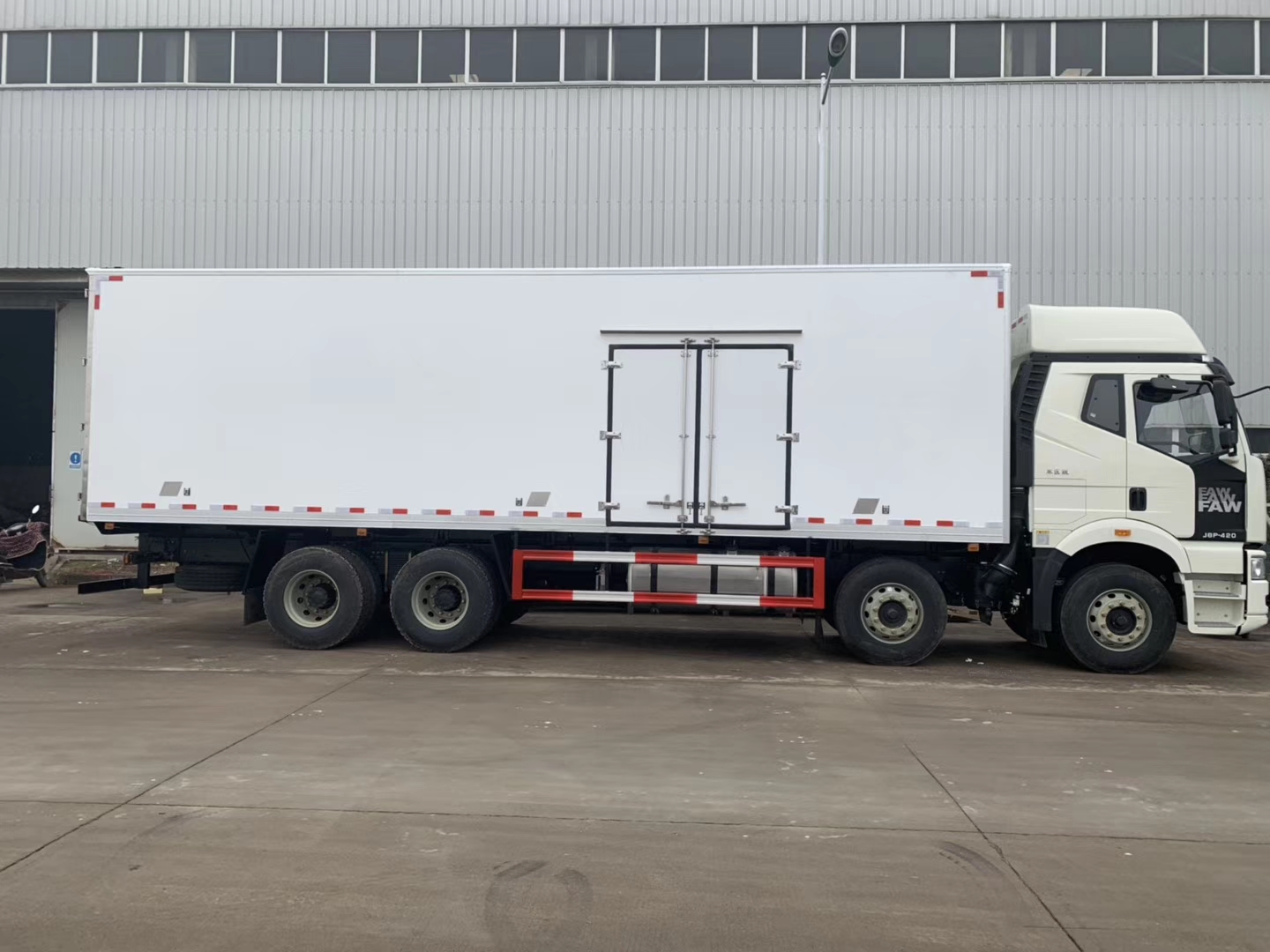 解放J6P前四后八9.6米冷藏車