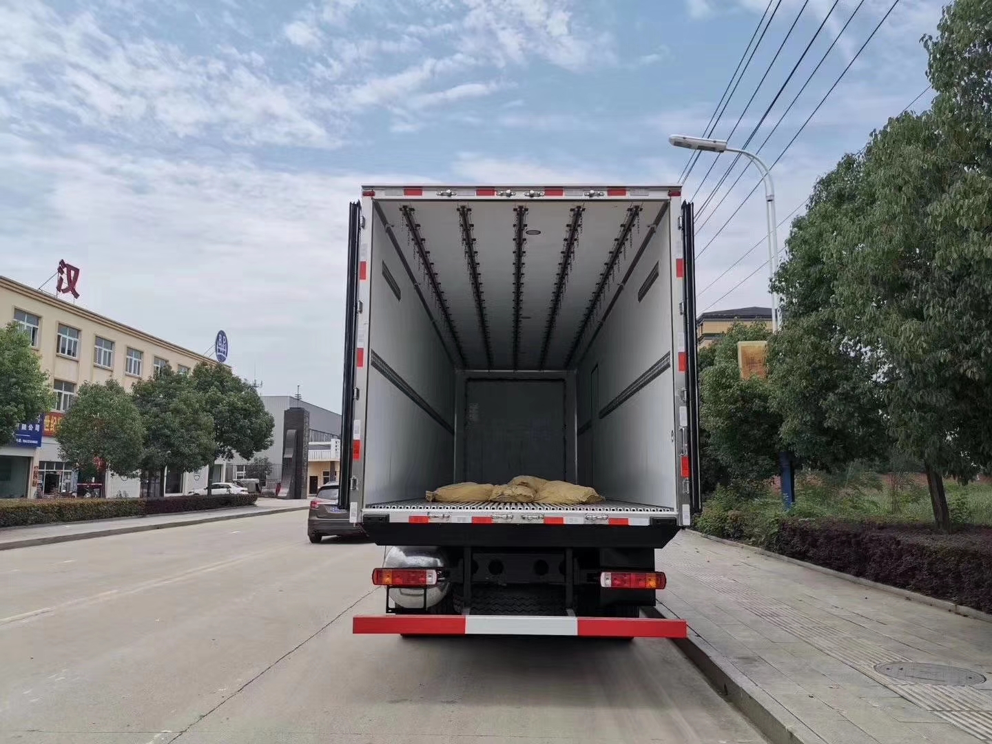 解放J6P前四后八9.6米冷藏車