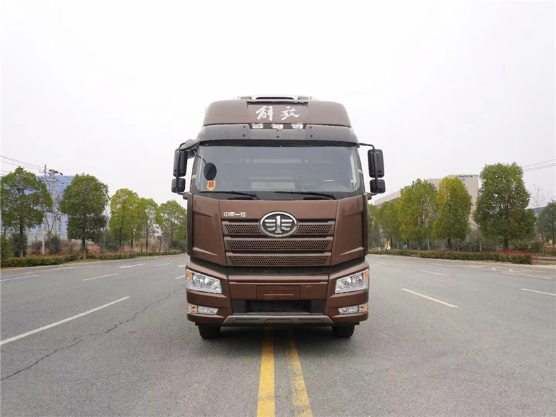 解放J6P小三軸7.7米冷藏車