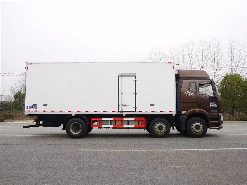 解放J6P小三軸7.7米冷藏車