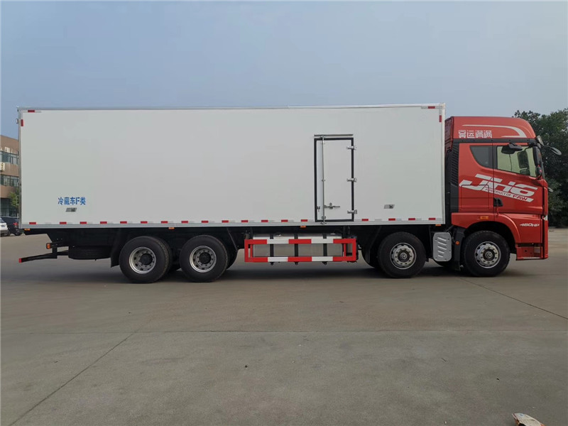 解放JH6前四后八9.6米冷藏車