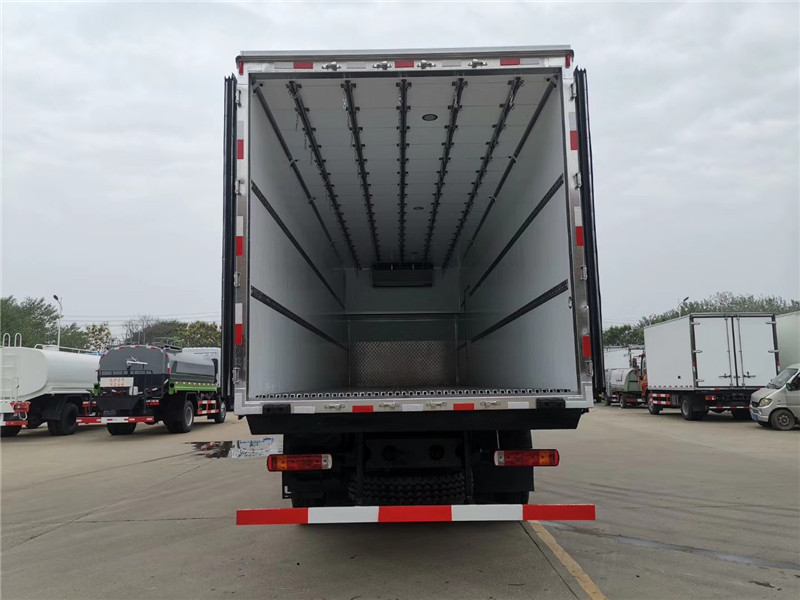 解放JH6前四后八9.6米冷藏車